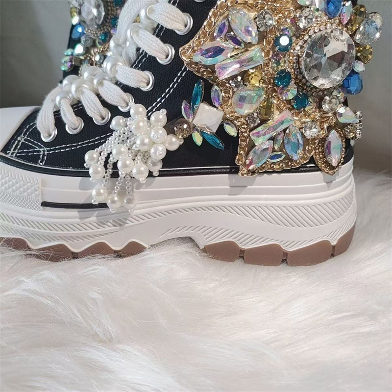 Gruba podeszwa, wysokie góry,  – Rhinestone Nail Gem recenzja i cena