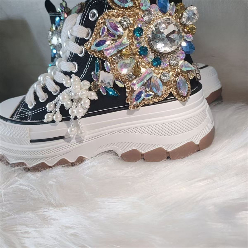 Gruba podeszwa, wysokie góry,  – Rhinestone Nail Gem recenzja i cena